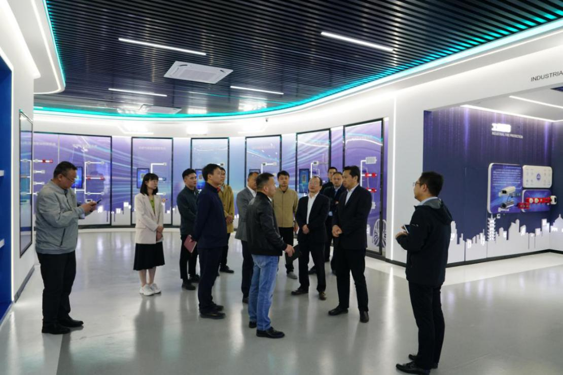 安徽省數(shù)據(jù)資源管理局黨組成員、副局長 王愛學一行調(diào)研依愛消防